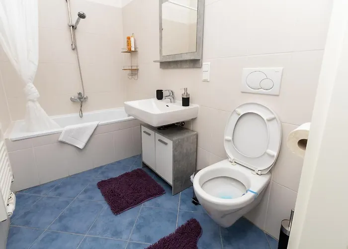 Wonderful Close To Centre With Porch Apartment *