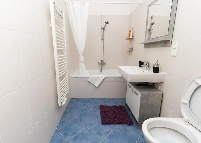 Wonderful Close To Centre With Porch Apartment