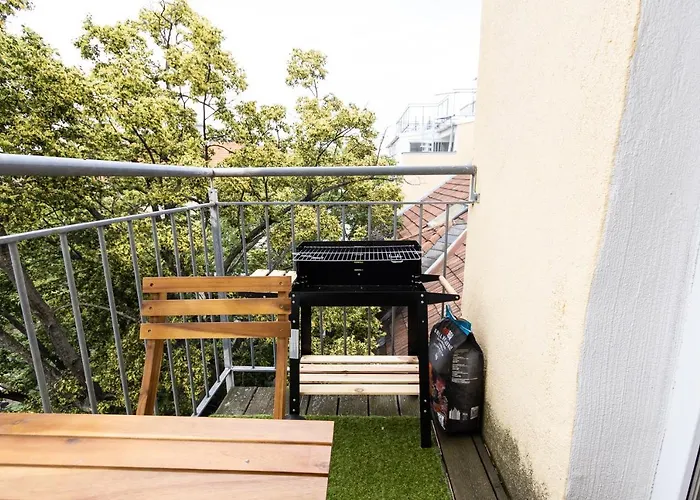 Wonderful Close To Centre With Porch Wenen